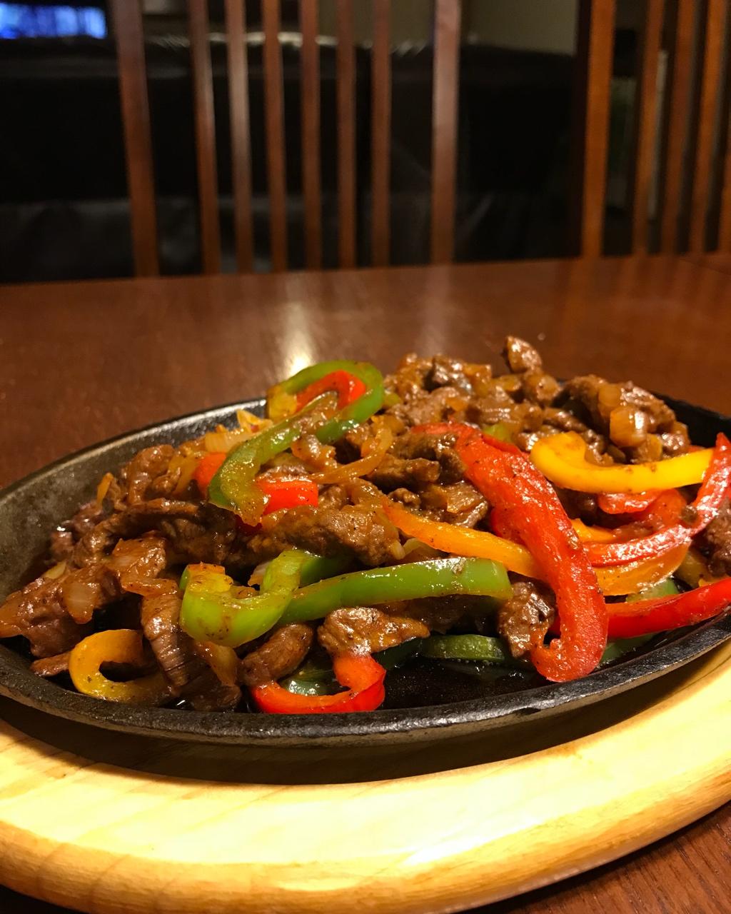 舒厨婆做的秘制铁板黑椒牛肉粒