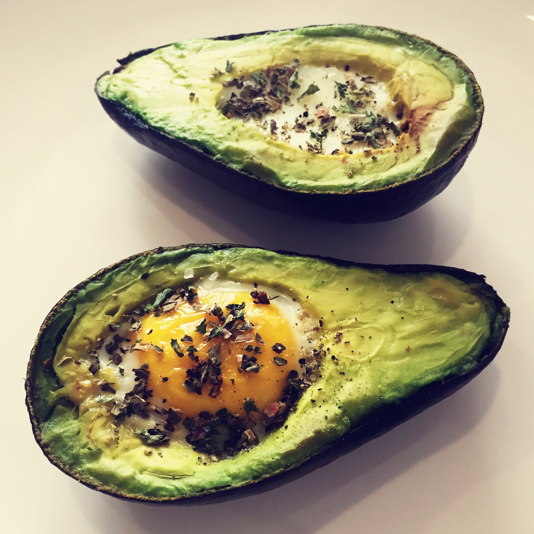 牛油果烤鸡蛋