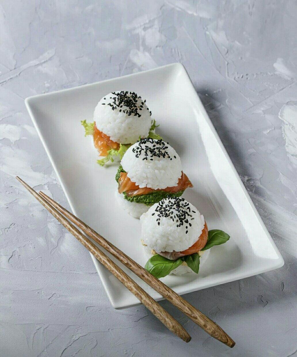 芝麻三文鱼饭团