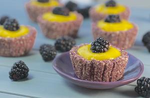 Blackberry Cupcakes with Mango Filling的做法 步骤3