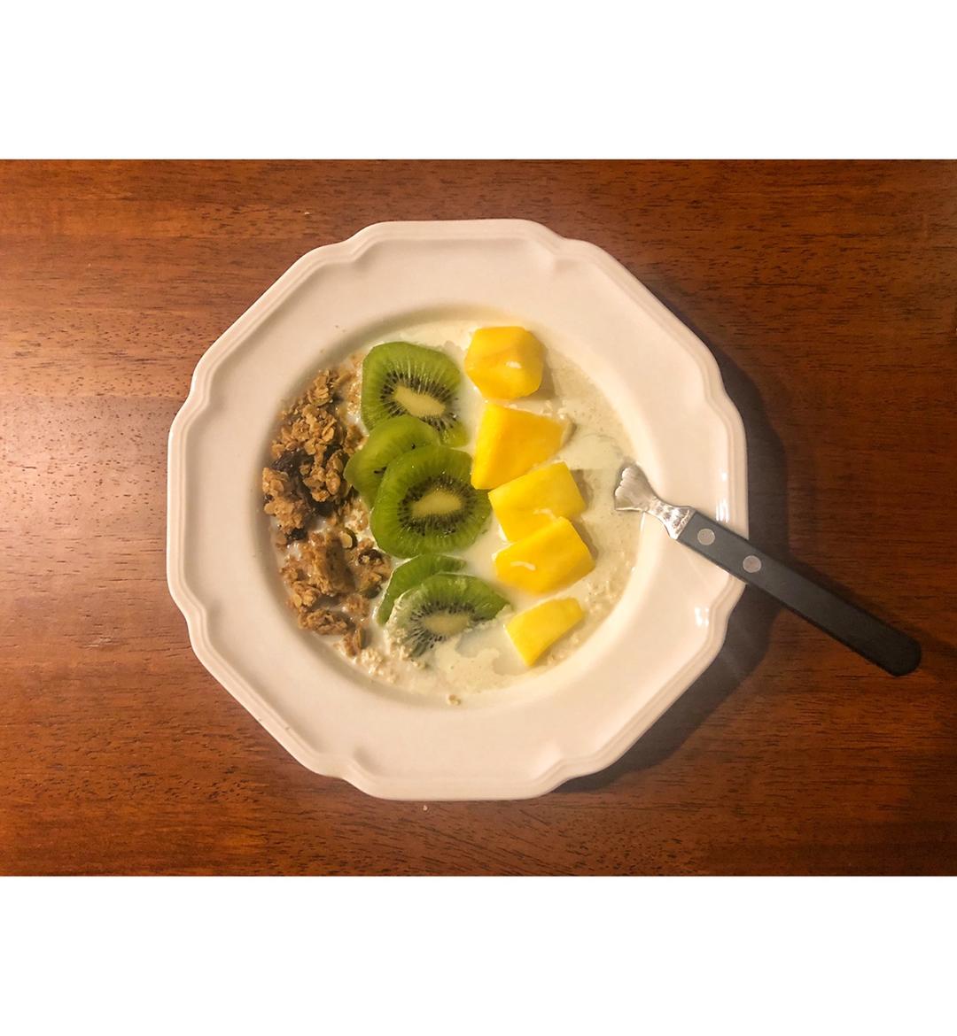 隔夜醪糟牛奶水果燕麦粥【轻卡甜品】