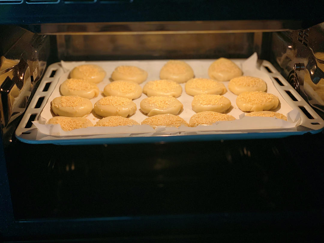 梅干菜馅的中式酥饼（鲜肉月饼也是一样的哦）