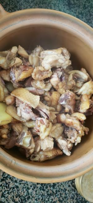 砂锅焖鸡的做法 步骤4
