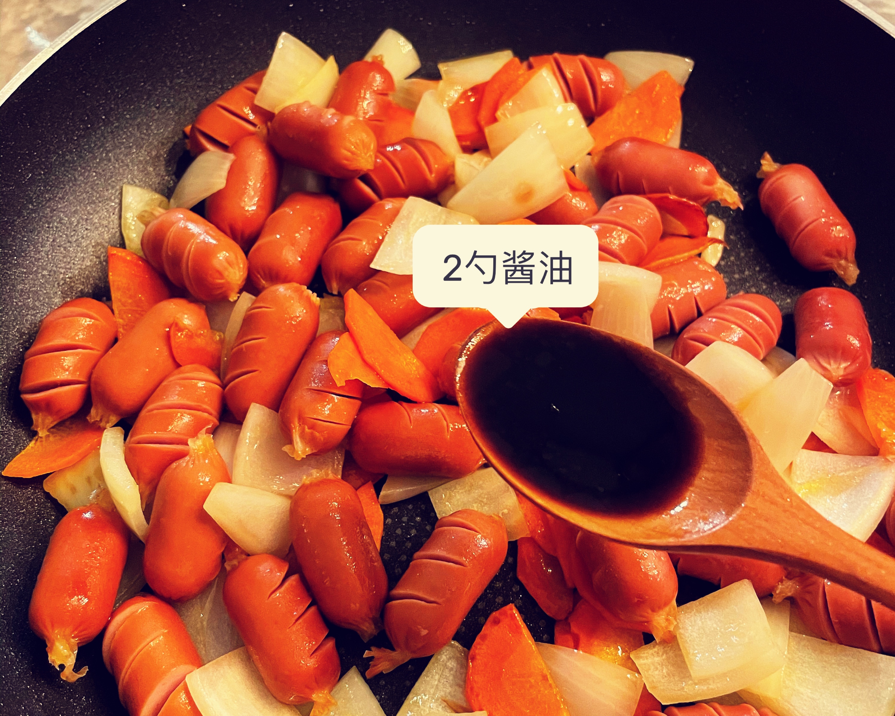 大人小孩都爱吃的韩国小菜——蔬菜炒香肠的做法 步骤8