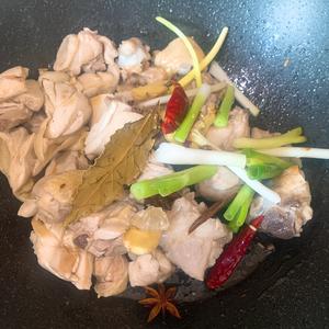 东北菜|鸡肉蘑菇炖粉条的做法 步骤12