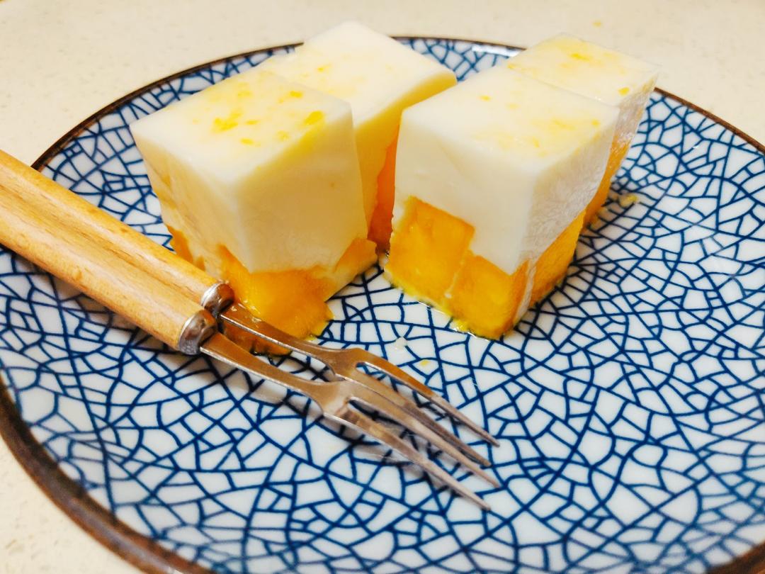 单车岁月2做的吉利丁片做芒果草莓布丁