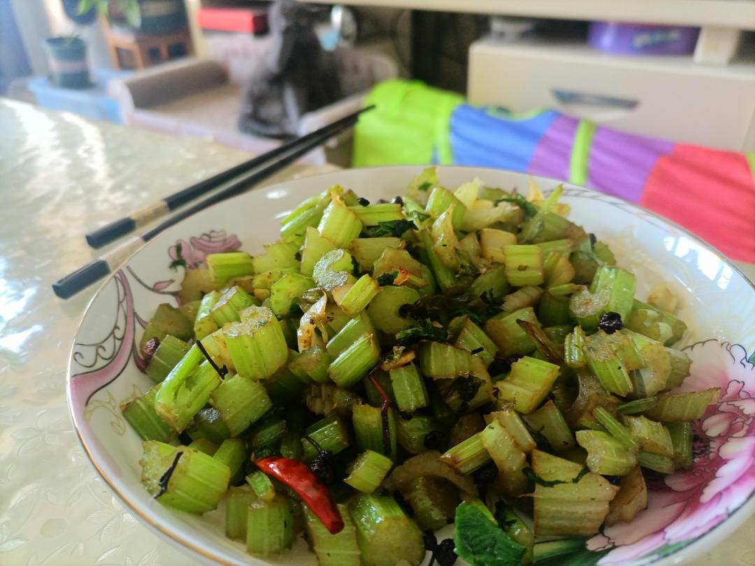 炝炒芹菜