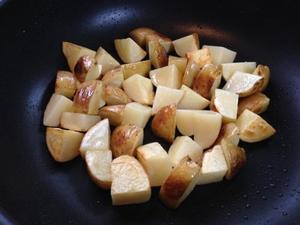 酥脆的煎薯角香肠(＾ｰ^)ノ简单早餐的做法 步骤4