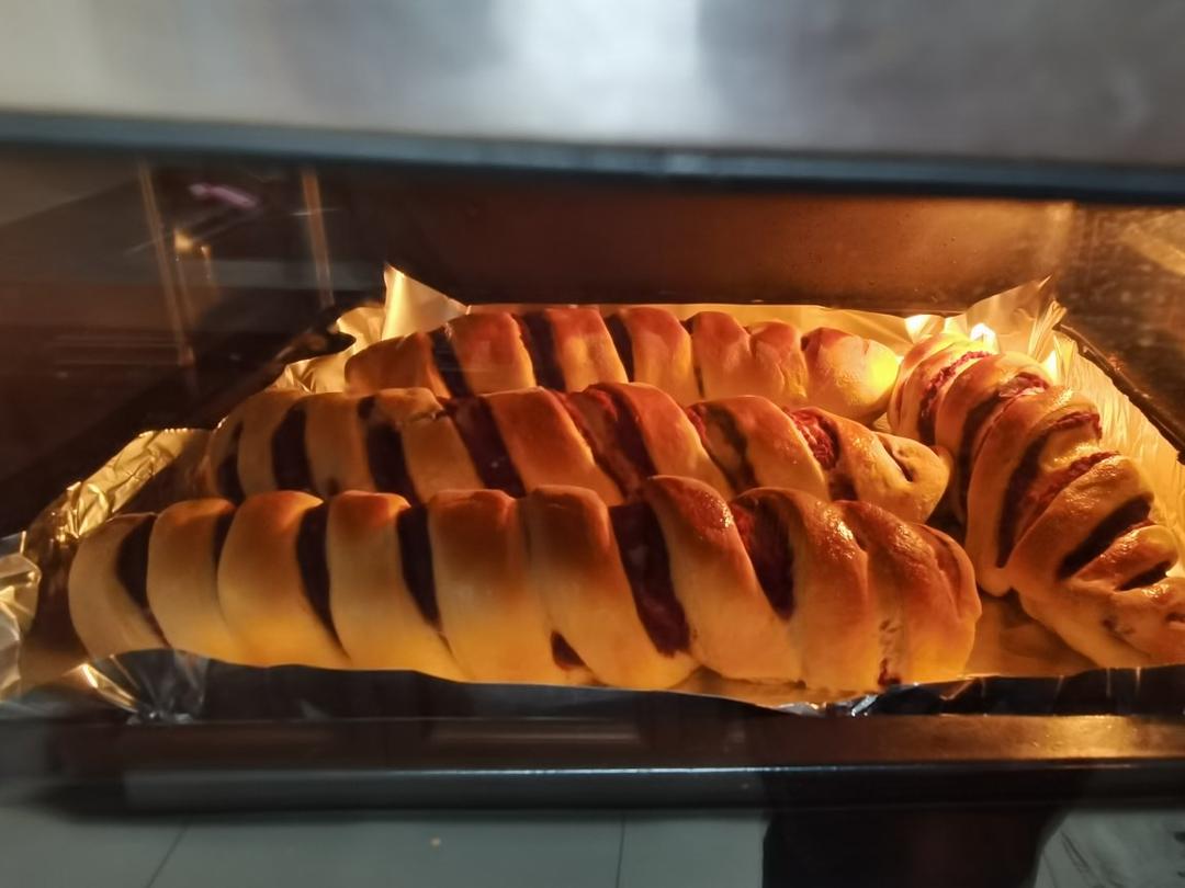 豆沙毛毛虫面包