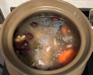 花生眉豆煲鲩鱼尾汤的做法 步骤4