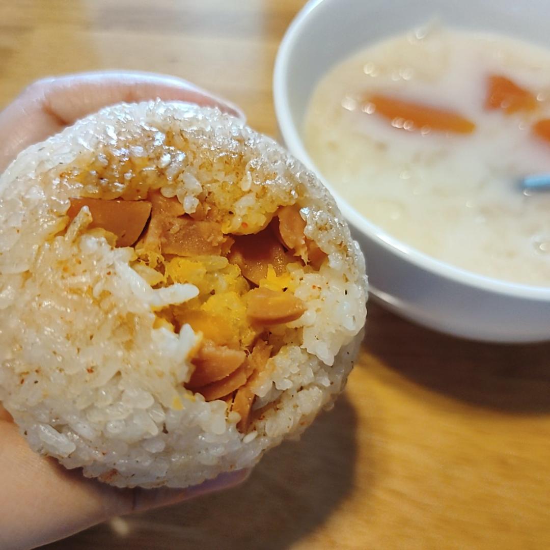 剩米饭的神仙吃法，肉松酱油烤饭团，平底锅就能做哦～