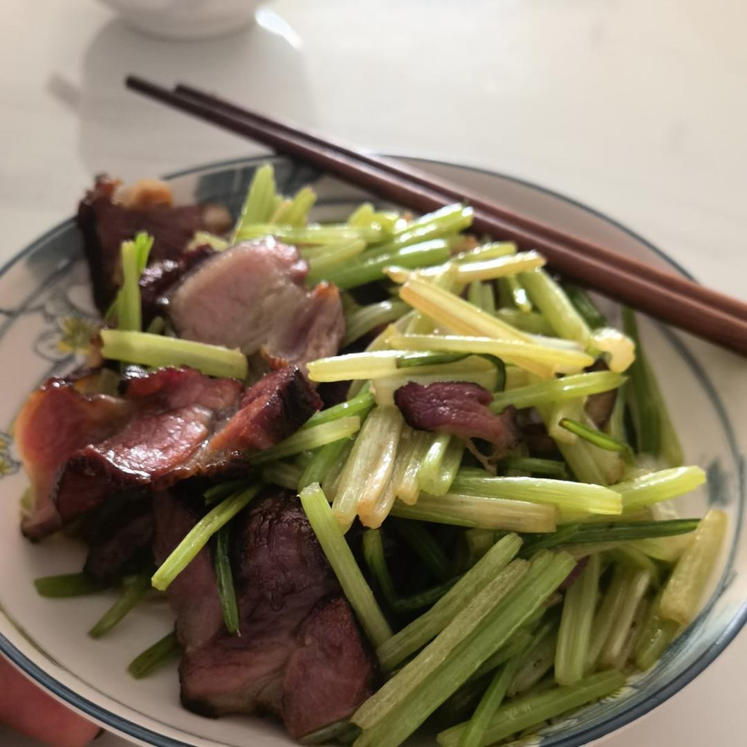腊肉炒芹菜
