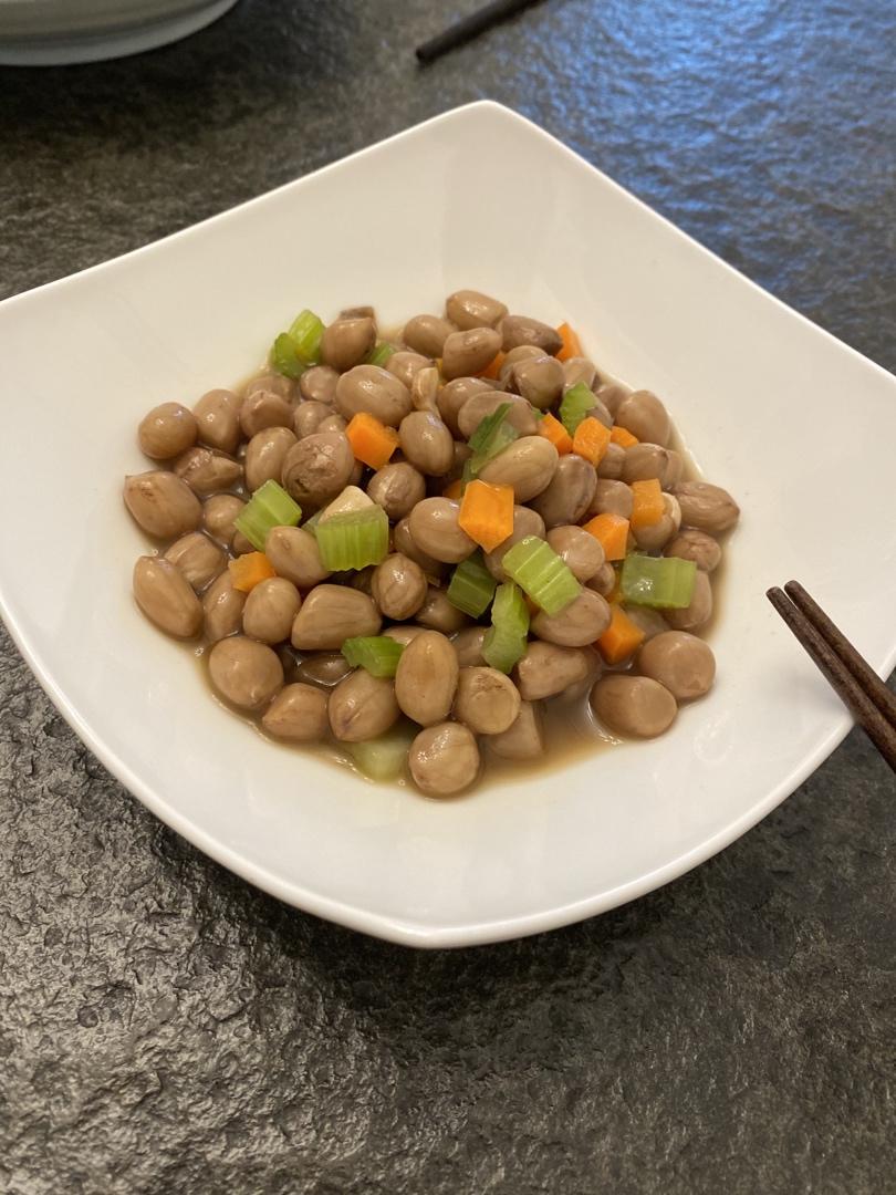 凉拌芹菜花生米胡萝卜