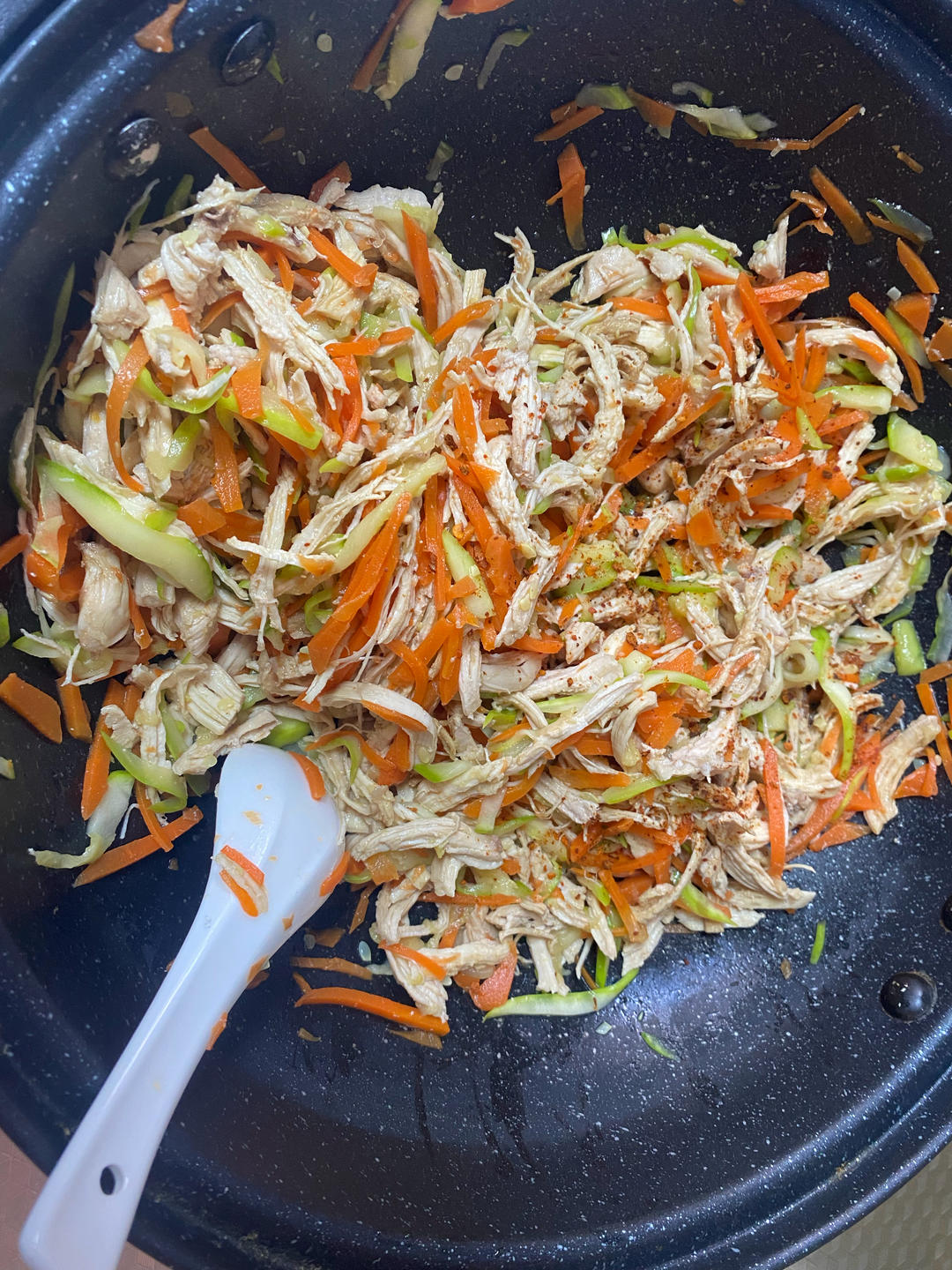 手撕麻辣鸡丝，麻麻辣辣的感觉很夏天