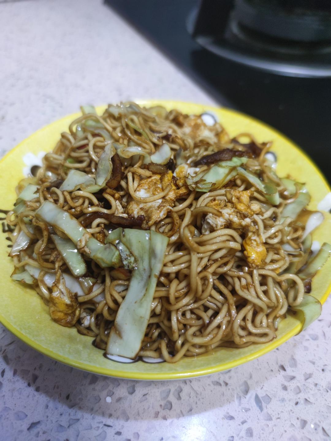 炒泡面时，切记不要热水泡和直接下锅煮，教你一招，爽滑筋道入味