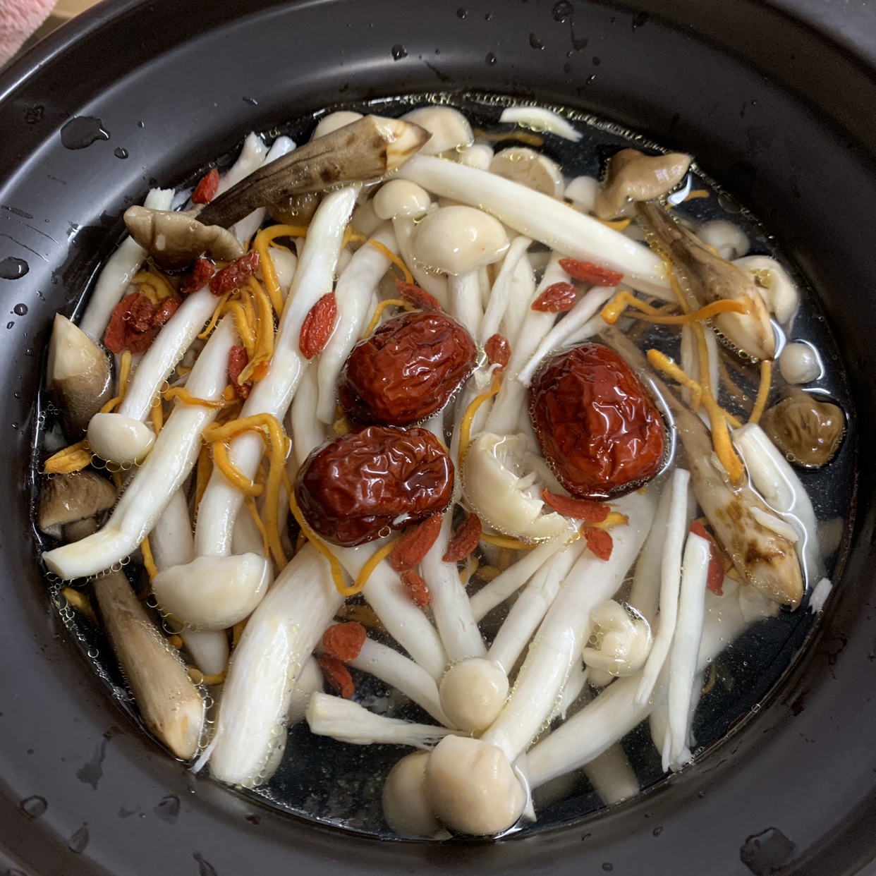 煲汤-菌菇枸杞红枣乌鸡汤的做法 步骤4