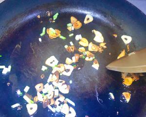 超级美味客家美食的香菇虾米豆腐煲的做法 步骤5