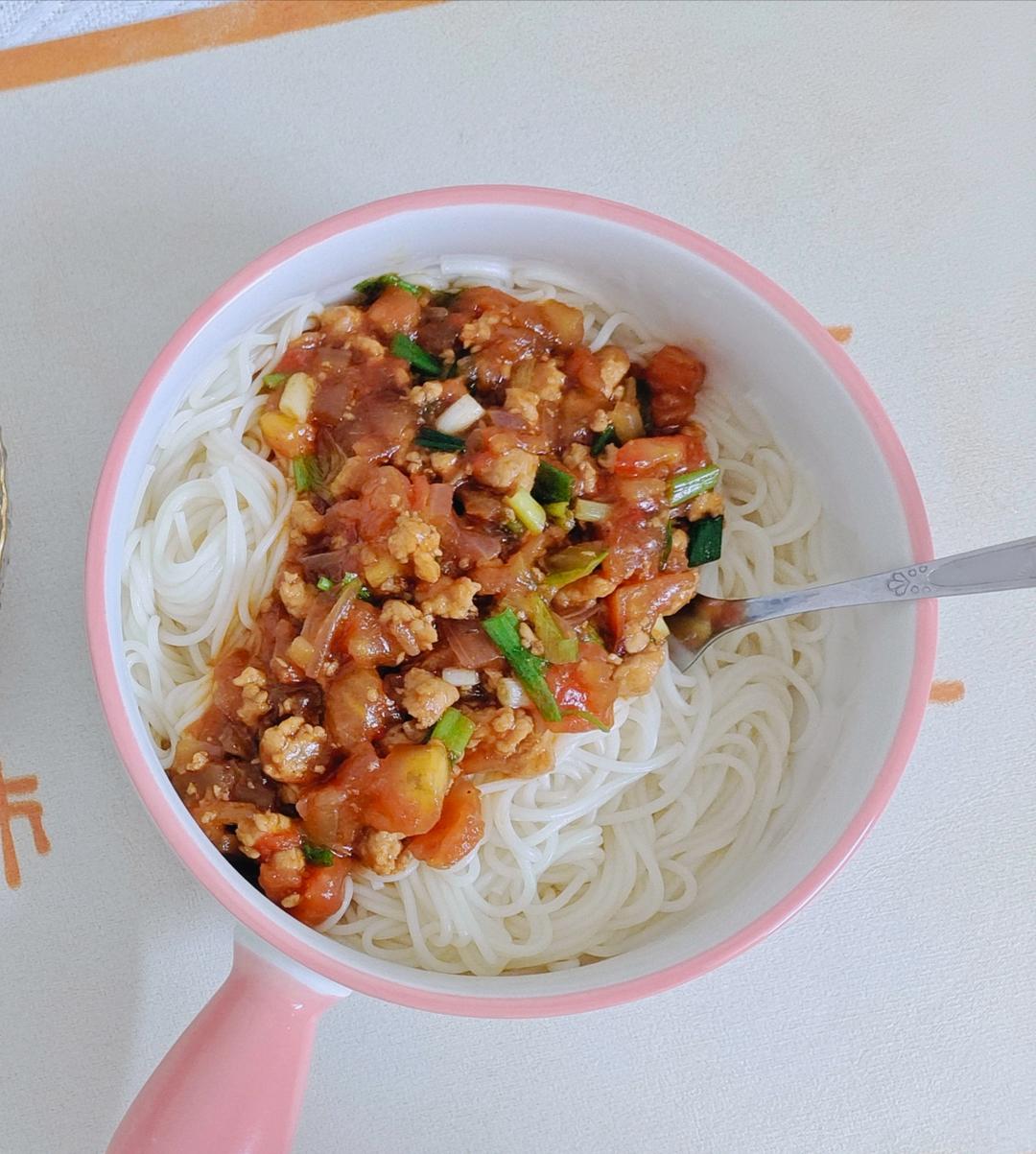 一碗根本不够的番茄肉酱面