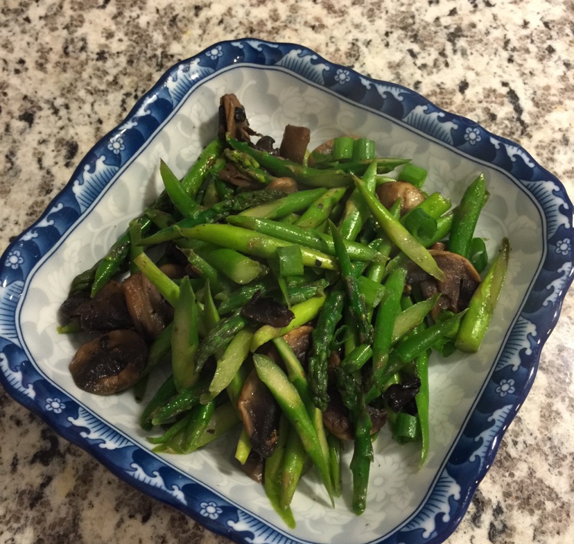 芦笋炒蘑菇