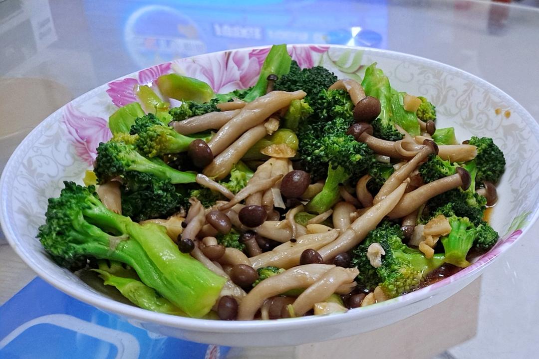 西兰花炒蟹味菇 想要身体瘦，多吃菌少吃肉