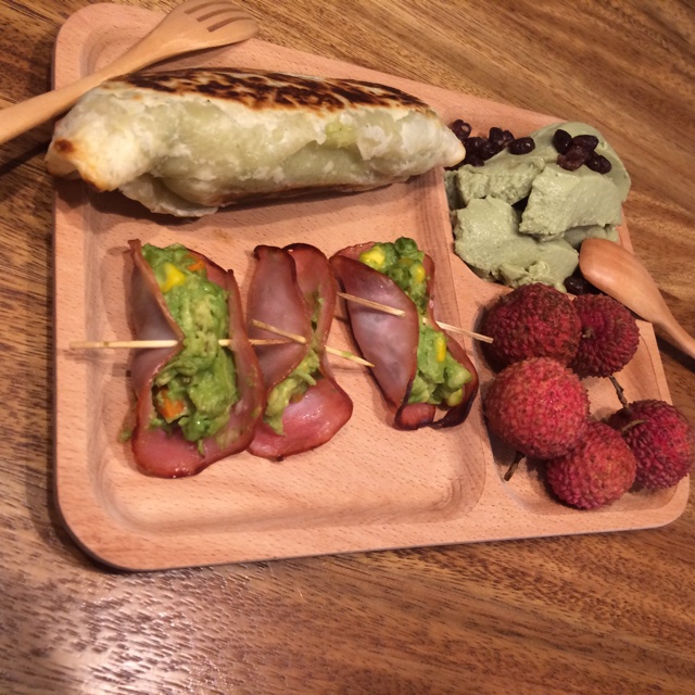 烤牛油果鸡蛋煎培根配土司