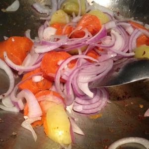 肥牛片炖土豆的做法 步骤3
