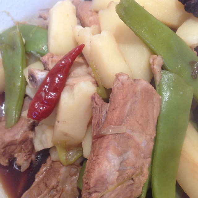 红烧排骨炖豆角土豆