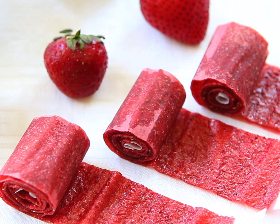 3个配料轻松自制草莓水果卷的做法