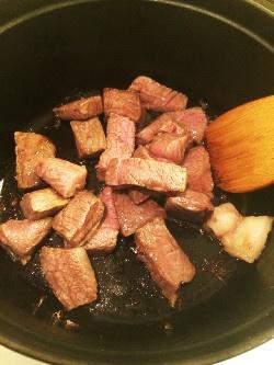 ☆ステーキで簡単！ビーフシチュー☆  红酒蔬菜炖牛肉的做法 步骤3