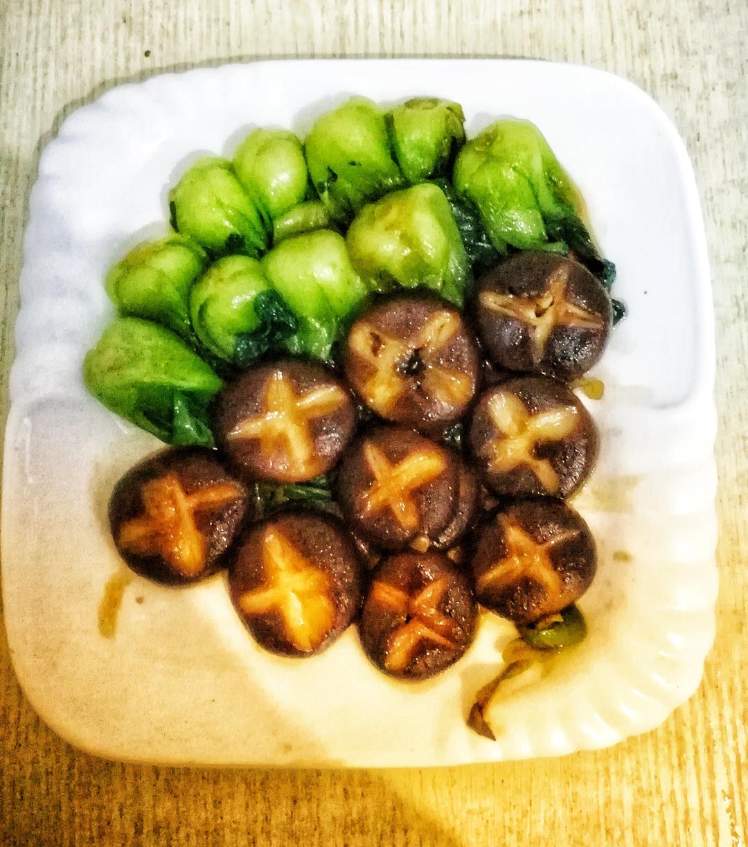 卖火柴的小雪人儿做的蚝油香菇小油菜