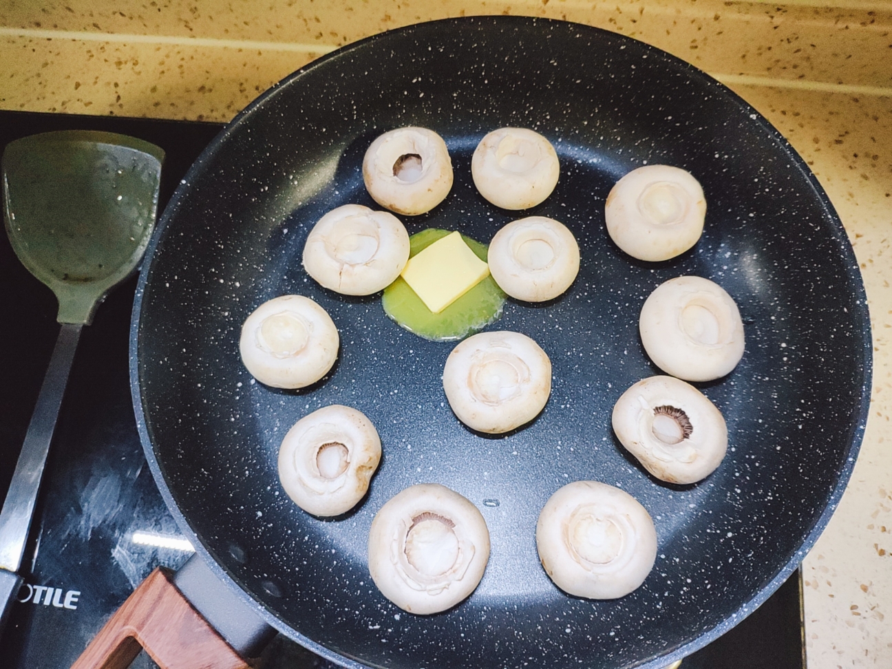 快手煎蘑菇+太太乐鲜鸡汁的做法 步骤2