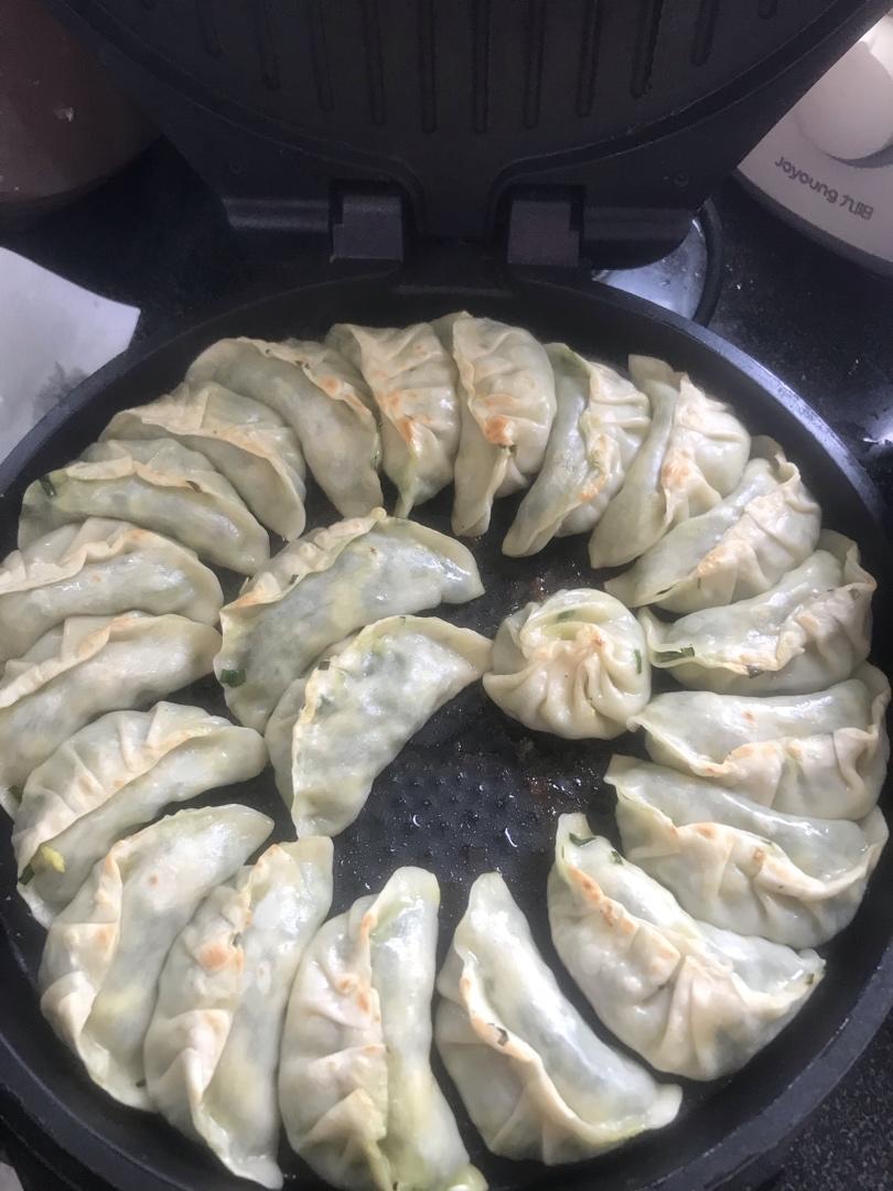 韭菜鸡蛋虾皮素三鲜生煎饺（电饼铛煎烙）