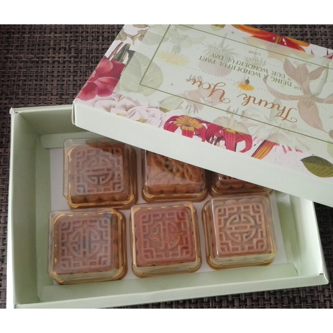 广式月饼—蛋黄芝麻月饼