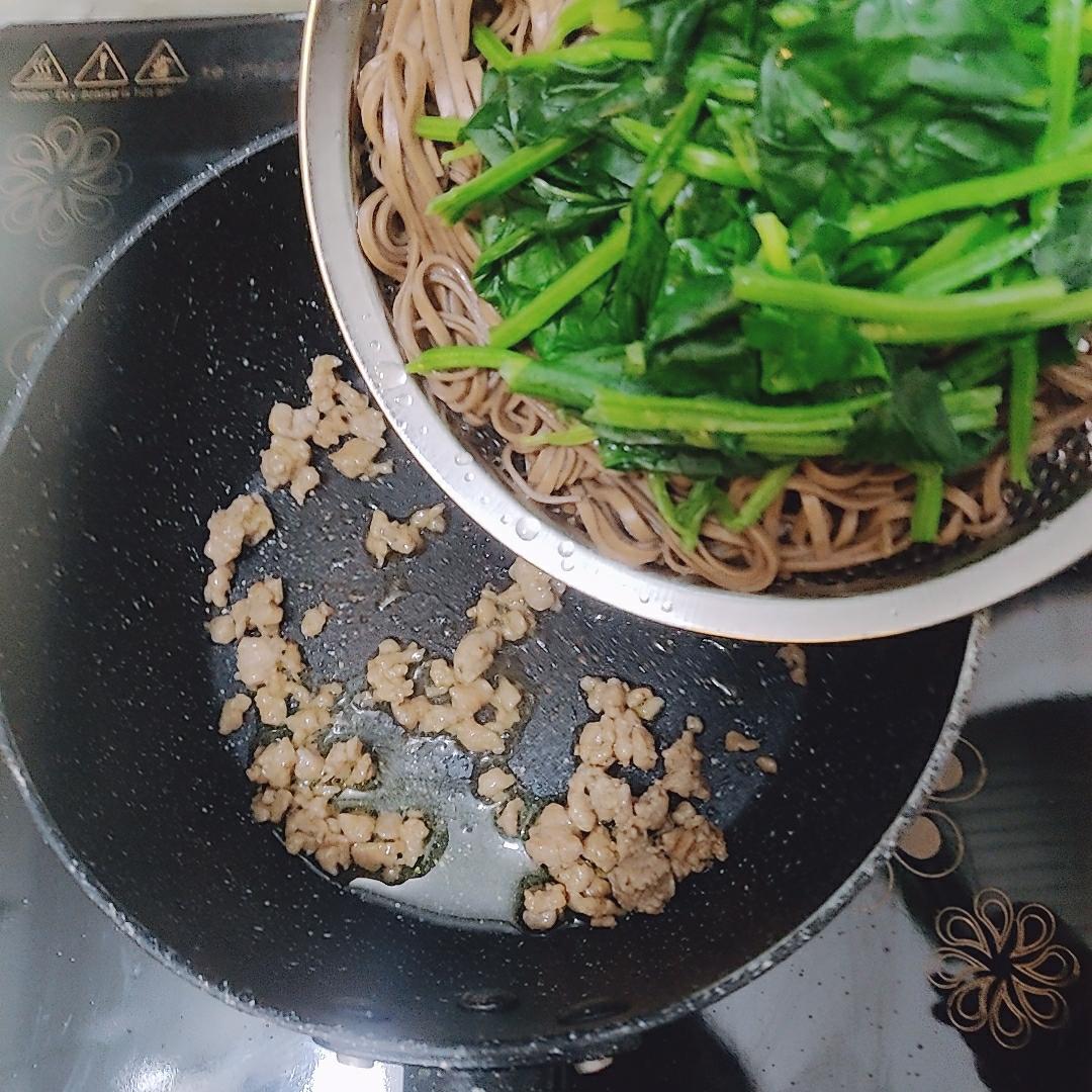 美味低脂菠菜肉沫炒荞麦面的做法 步骤7