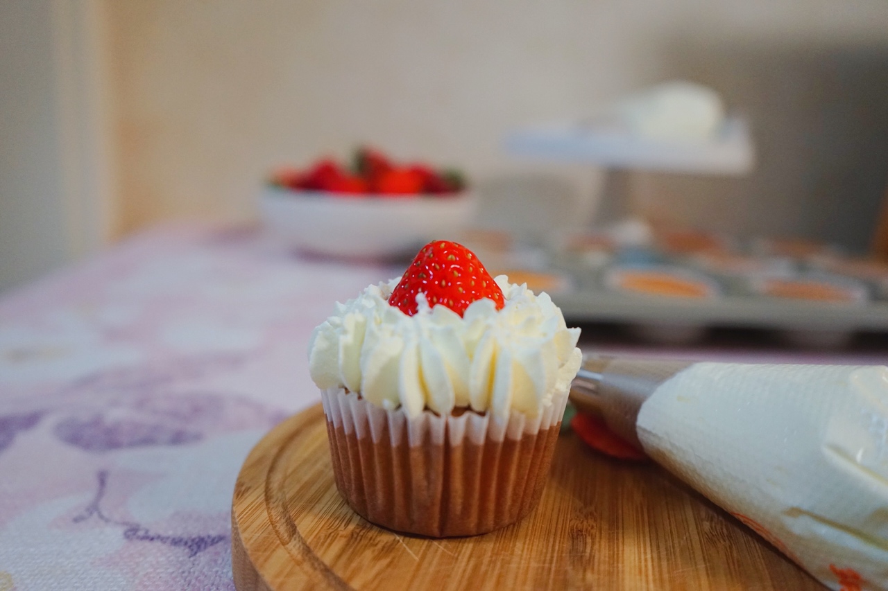 草莓椰浆海绵纸杯蛋糕