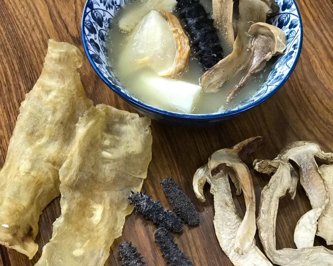 野生松茸干炖海参花胶汤
