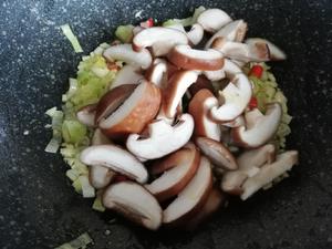 香菇炒油菜，好看又好吃的做法 步骤2
