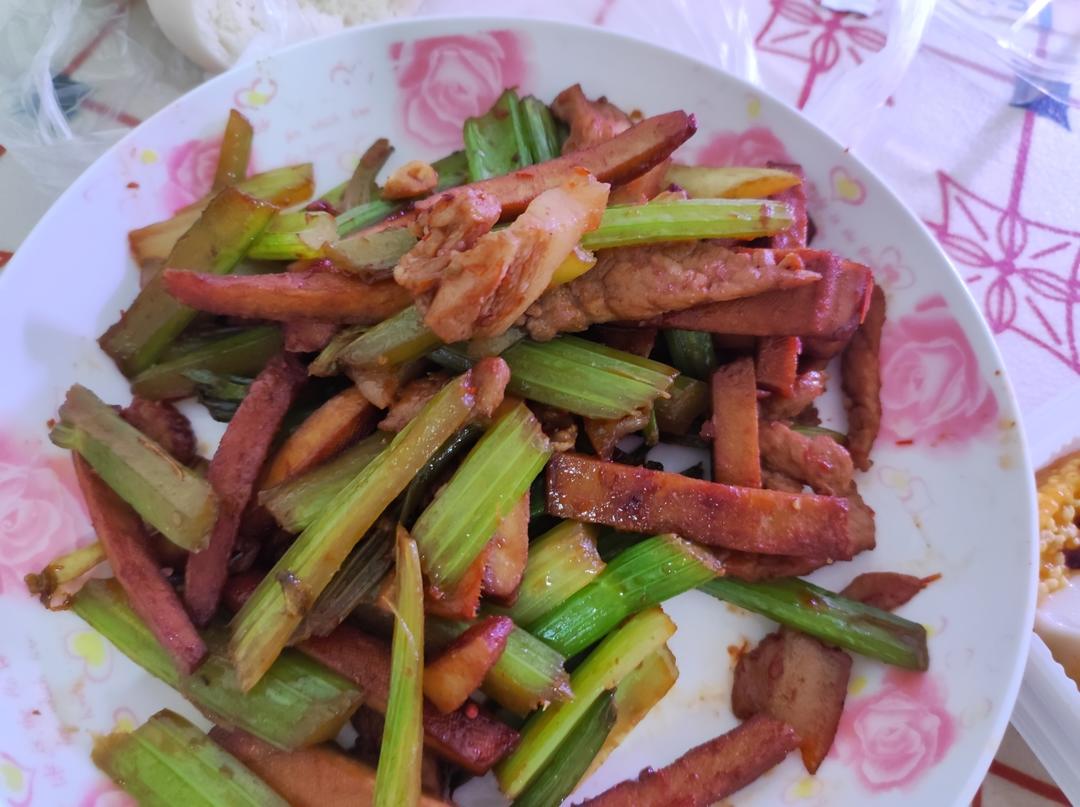 芹菜肉丝炒香干