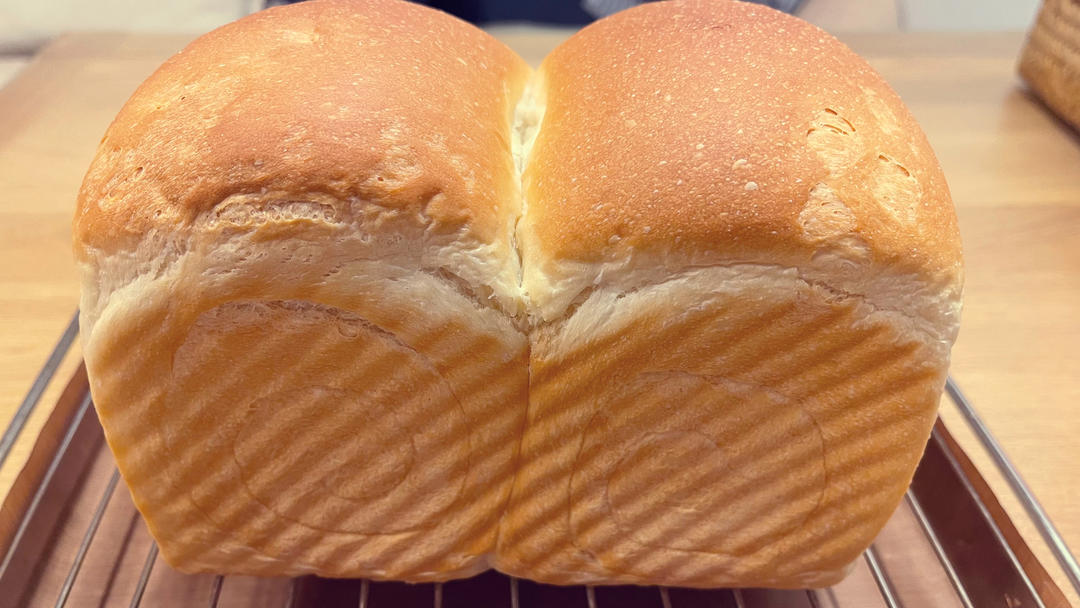 奶呼呼的厚炼乳吐司