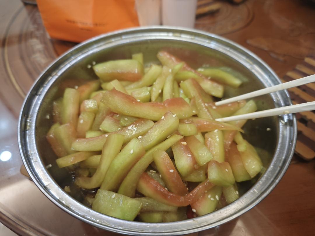 果然是来报恩的🍉酸爽脆口的凉拌西瓜皮也太好吃了吧！