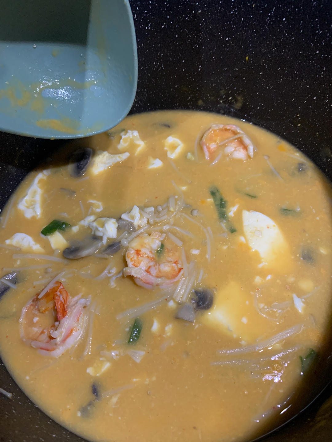 鲜掉眉毛！咸蛋黄鲜虾豆腐｜天冷煮一锅，暖胃又舒心