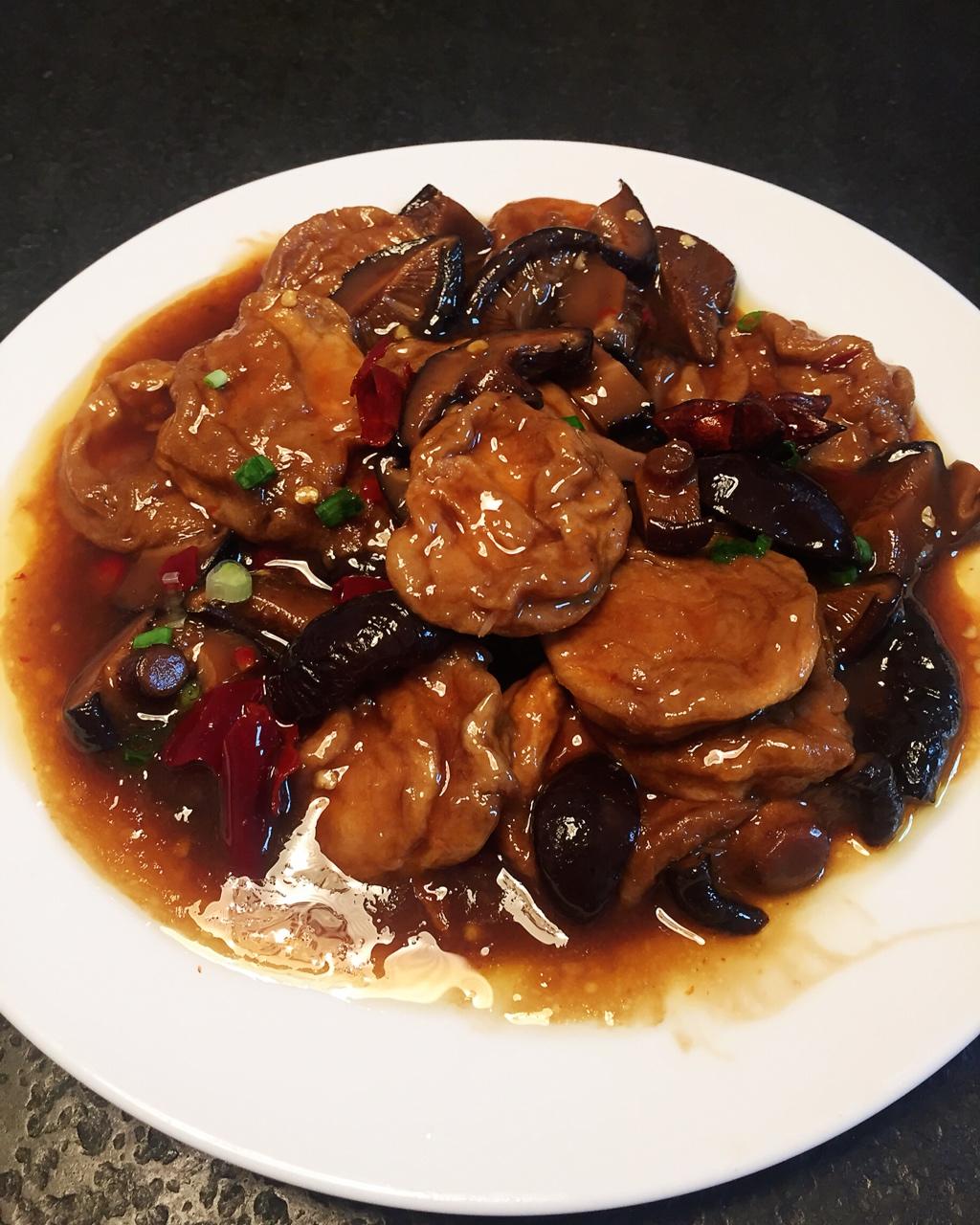 开心的菜花做的香菇烧面筋