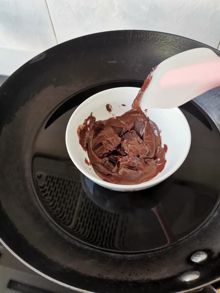 香醇浓郁巧克力慕斯蛋糕（6寸）的做法 步骤3