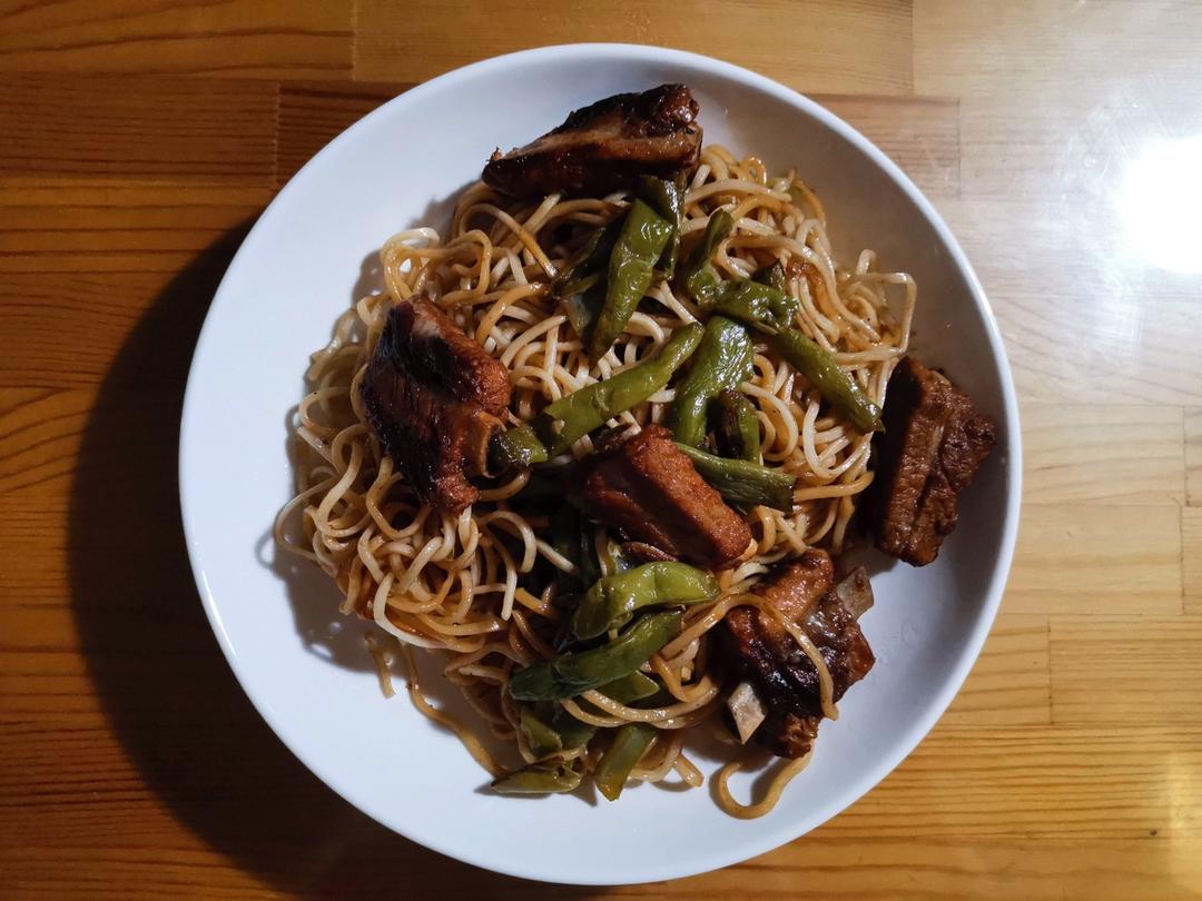 曼食慢语丨排骨豆角焖面