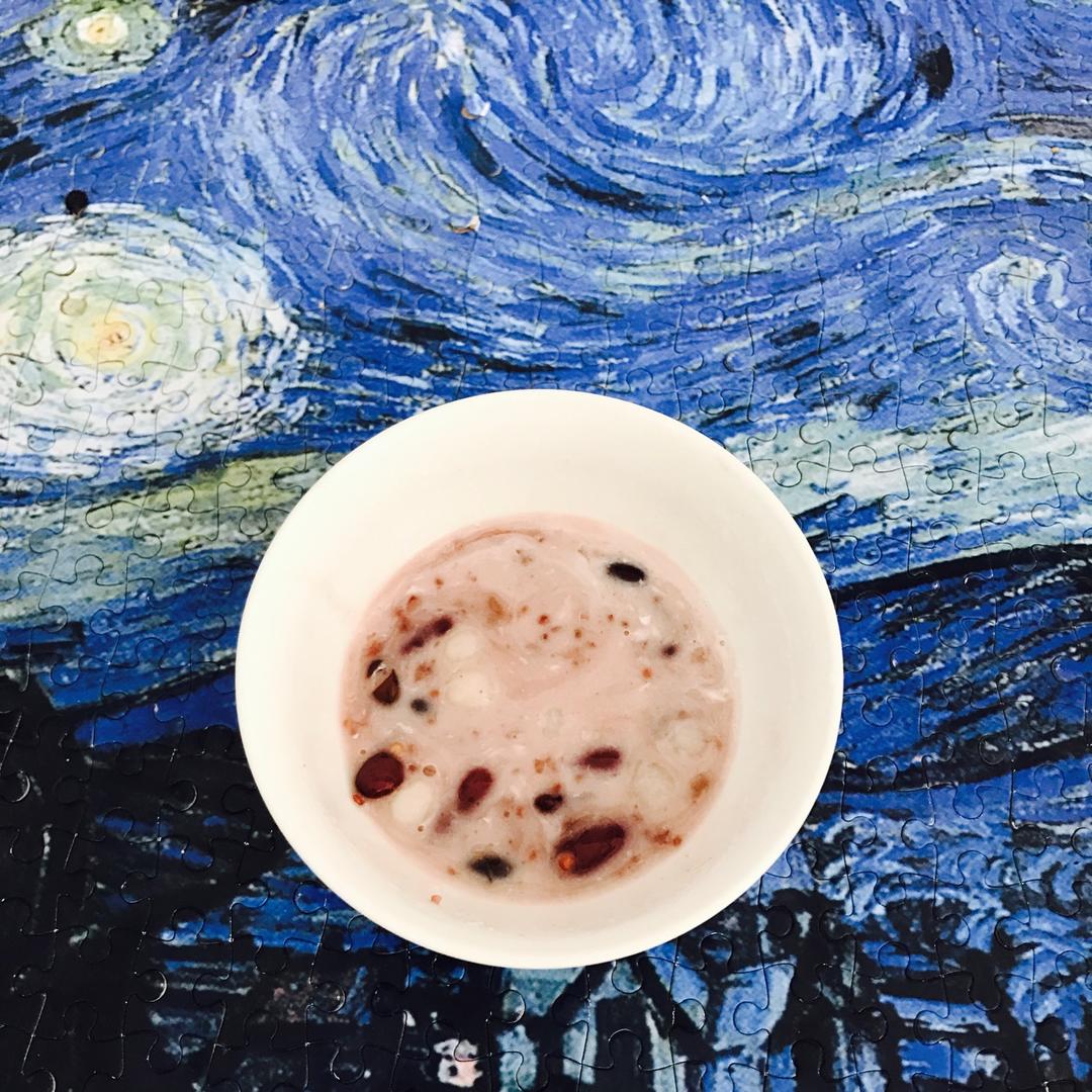 红枣红豆薏仁牛奶粥