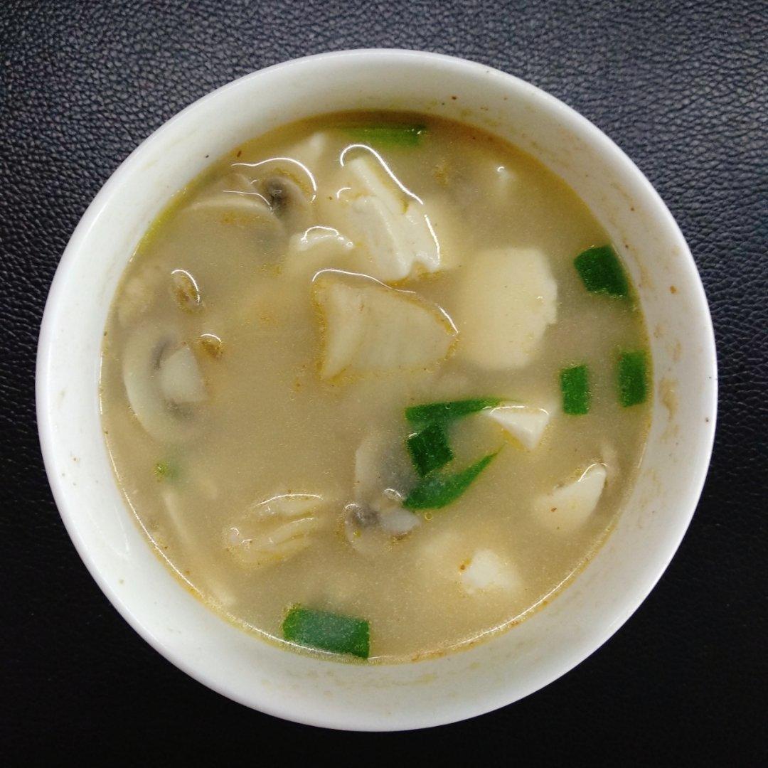 沙巴鱼（龙利鱼、鳕鱼）菌菇豆腐汤