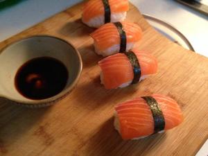 三文鱼寿司的做法 步骤3