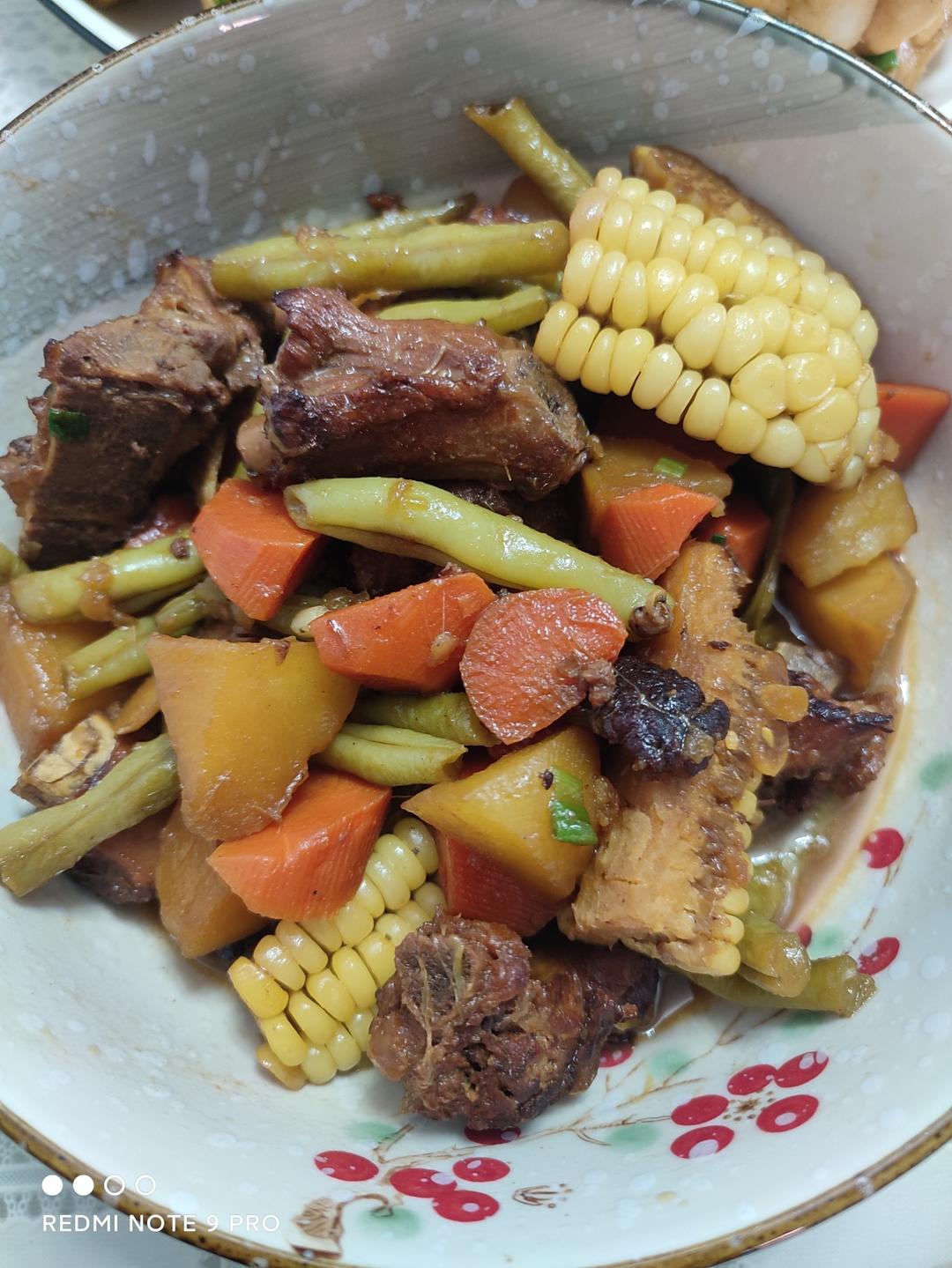 一锅出-豆角土豆玉米五花肉卷子