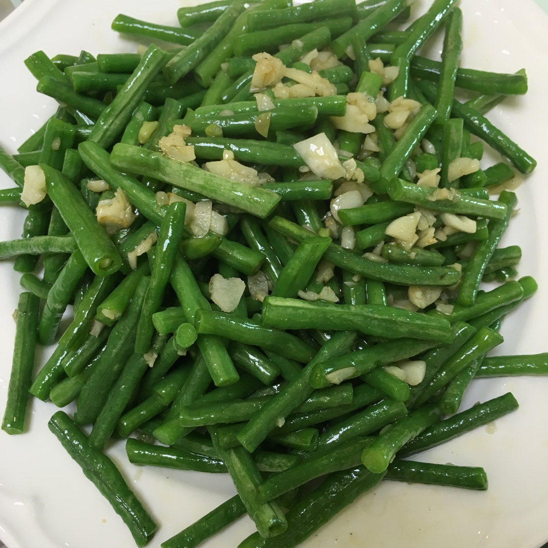哆啦小蕊做过蒜蓉炒豆角原图上传,按照菜谱稍微改良了一点儿点儿,豇豆
