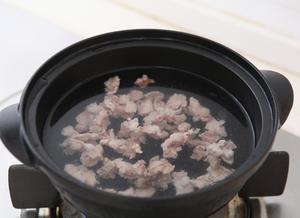 韭菜木耳羊肉汤的做法 步骤2